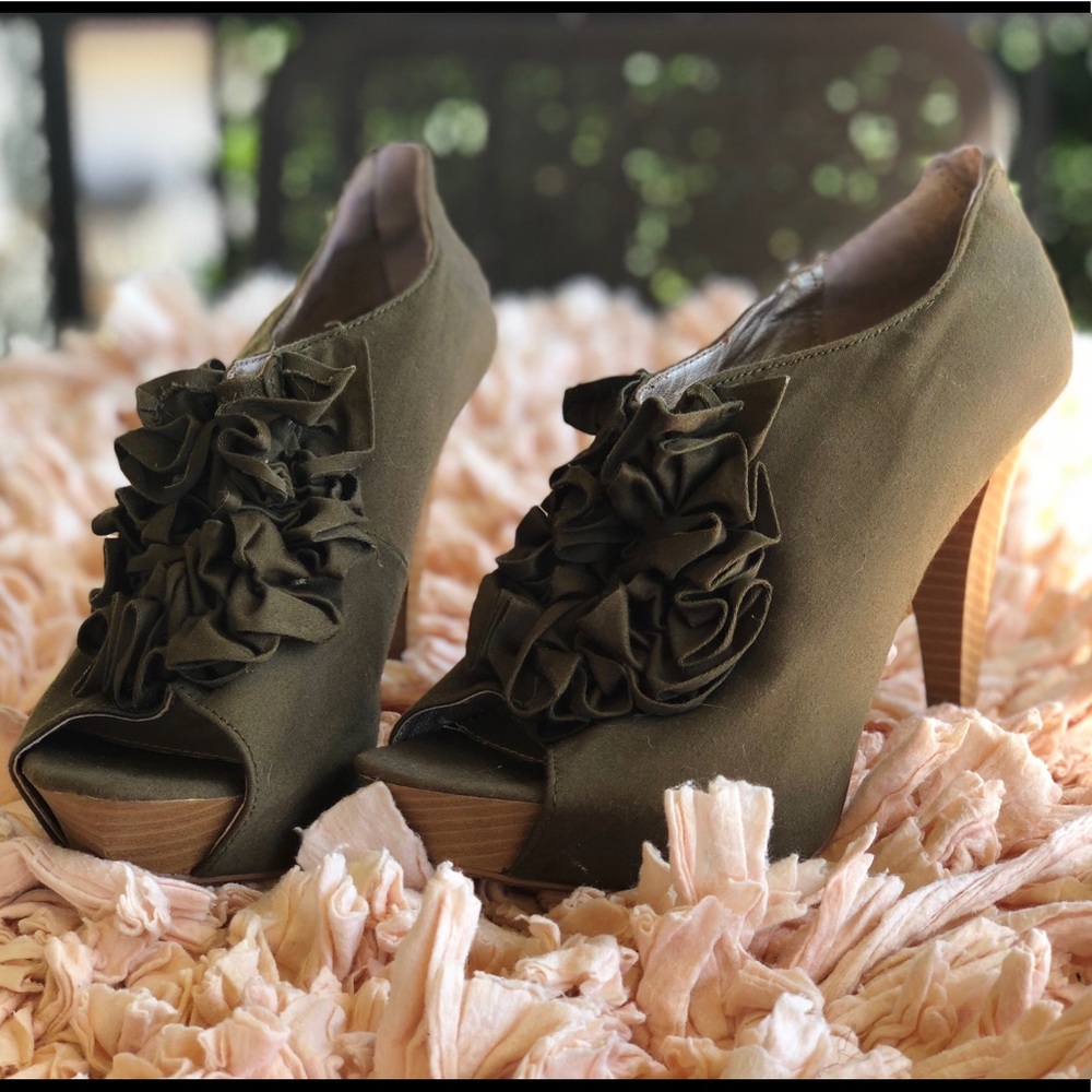 BRAND NEW Charlotte Russe Heels Sz 9